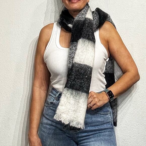 Steve Madden White Two-Tone Buffalo Check Blanket Scarf NWT - Picture 1 of 11